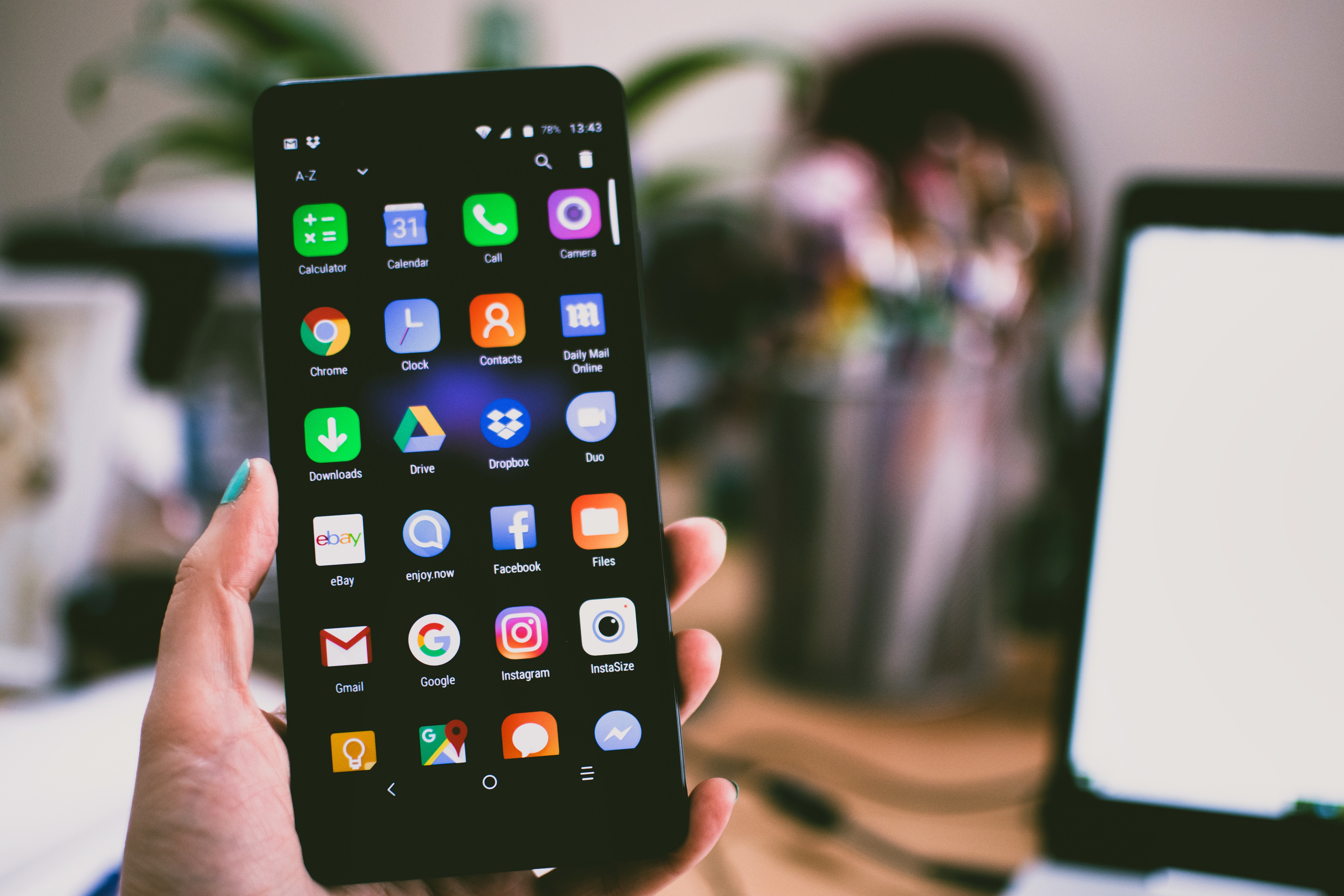 Telefon som visar sociala medier-appar